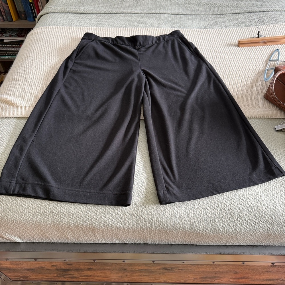 GAP Black Wide-Leg Culottes/palazzo pants. Elastic waist. Size XL.